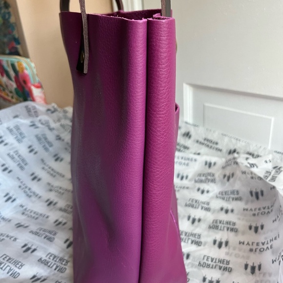 Portland Leather medium Tote Bag in Iris - Picture 5 of 8